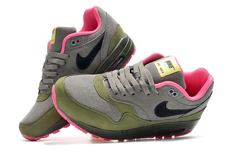 Les baskets Nike Air Max 1 Femme incarnent l’héritage emblématique de la marque Nike, combinant un design intemporel avec des touches modernes.