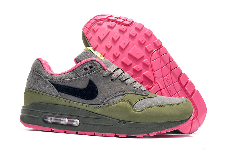 Les baskets Nike Air Max 1 Femme incarnent l’héritage emblématique de la marque Nike, combinant un design intemporel avec des touches modernes.