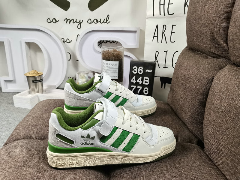 Premièrement : Les baskets Adidas Forum 84 Low "Crew Green" Femme combinent performance et style de manière exceptionnelle.