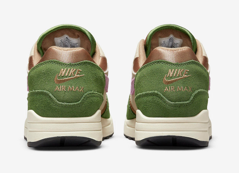 Les baskets Nike Air Max 1 Femme incarnent l’héritage emblématique de la marque Nike, combinant un design intemporel avec des touches modernes.