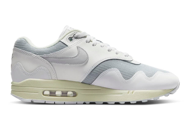 Les baskets Nike Air Max 1 Femme incarnent l’héritage emblématique de la marque Nike, combinant un design intemporel avec des touches modernes.