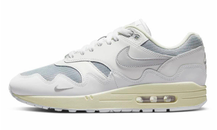 Les baskets Nike Air Max 1 Femme incarnent l’héritage emblématique de la marque Nike, combinant un design intemporel avec des touches modernes.