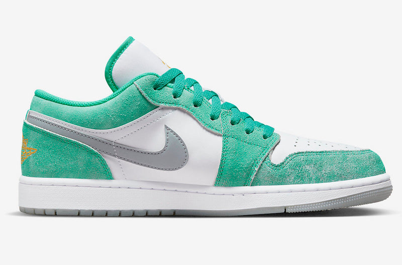 Les Air Jordan 1 Low "New Emerald (GS)" Femme s’inspirent de l'héritage emblématique de la marque Jordan tout en apportant une fraîcheur moderne grâce à leur palette de couleurs éclatantes.