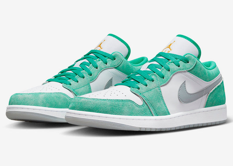Les Air Jordan 1 Low "New Emerald (GS)" Femme s’inspirent de l'héritage emblématique de la marque Jordan tout en apportant une fraîcheur moderne grâce à leur palette de couleurs éclatantes.