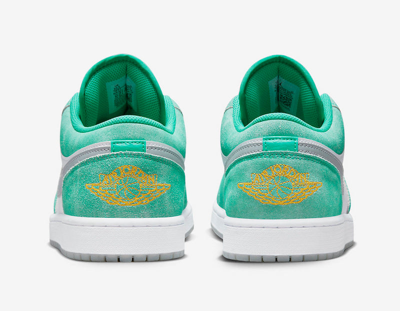 Les Air Jordan 1 Low "New Emerald (GS)" Femme s’inspirent de l'héritage emblématique de la marque Jordan tout en apportant une fraîcheur moderne grâce à leur palette de couleurs éclatantes.