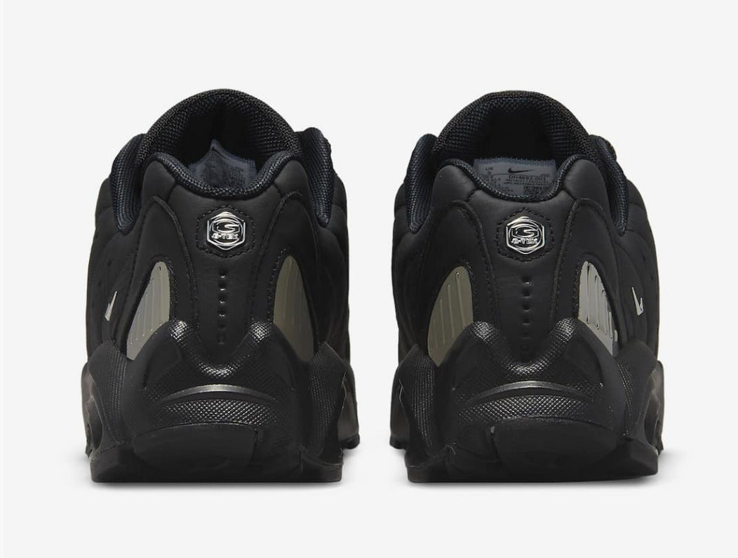 Les baskets Nike Hot Step Air Terra NOCTA "Black" Femme, issues de la collaboration avec Drake, incarnent parfaitement l'élégance minimaliste et la performance technique.