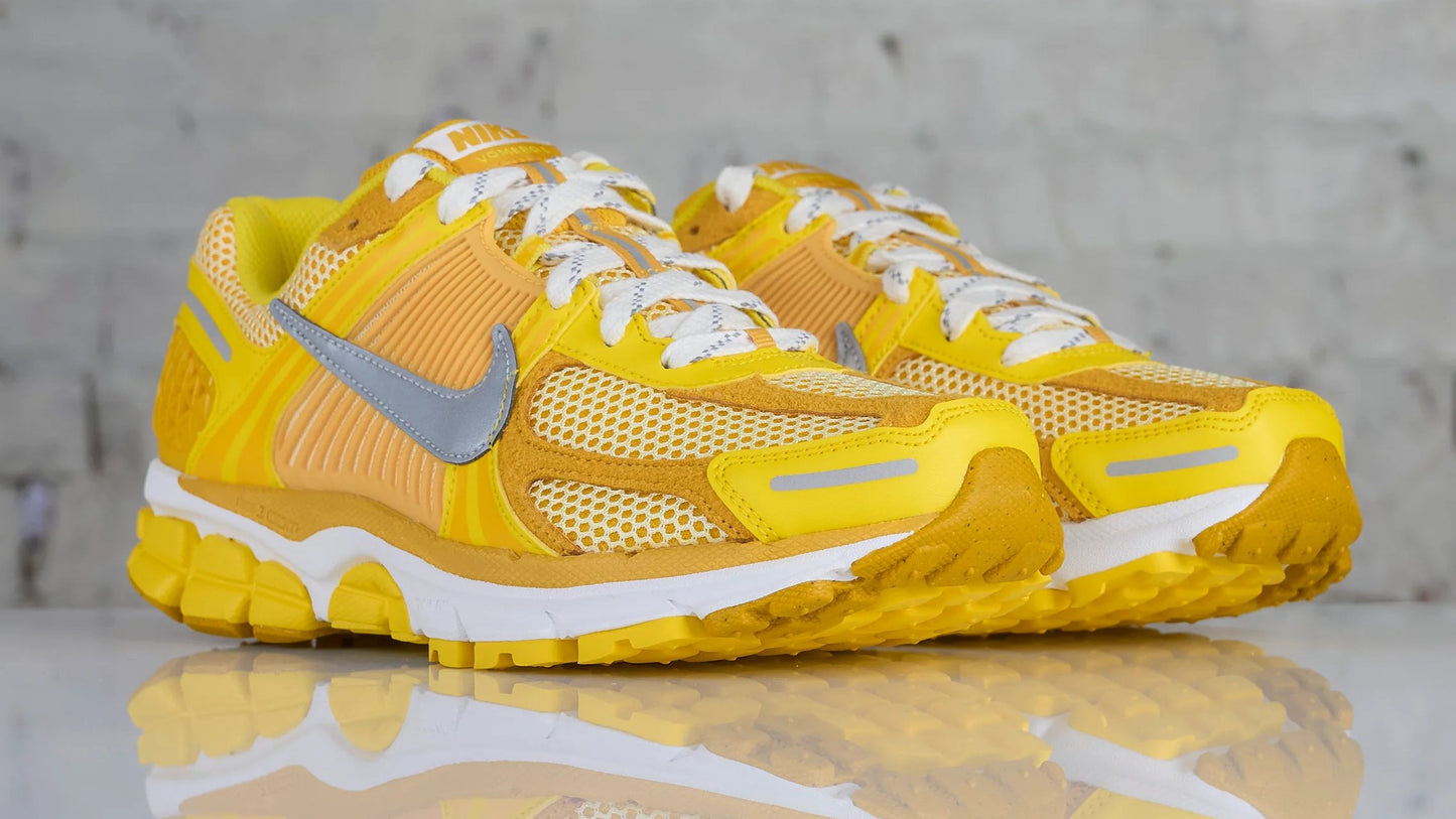 Les baskets Nike Zoom Vomero 5 Varsity Maize Femme allient élégance et performance.