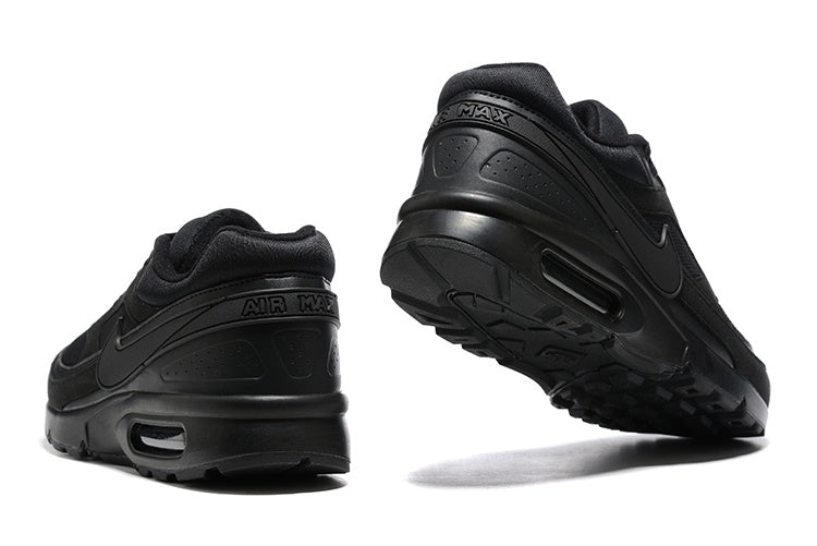 Les baskets Nike Air Max BW Femme, aussi connues sous le nom de "Big Window" en raison de leur bulle d'air plus large, incarnent un style iconique qui traverse les décennies.
