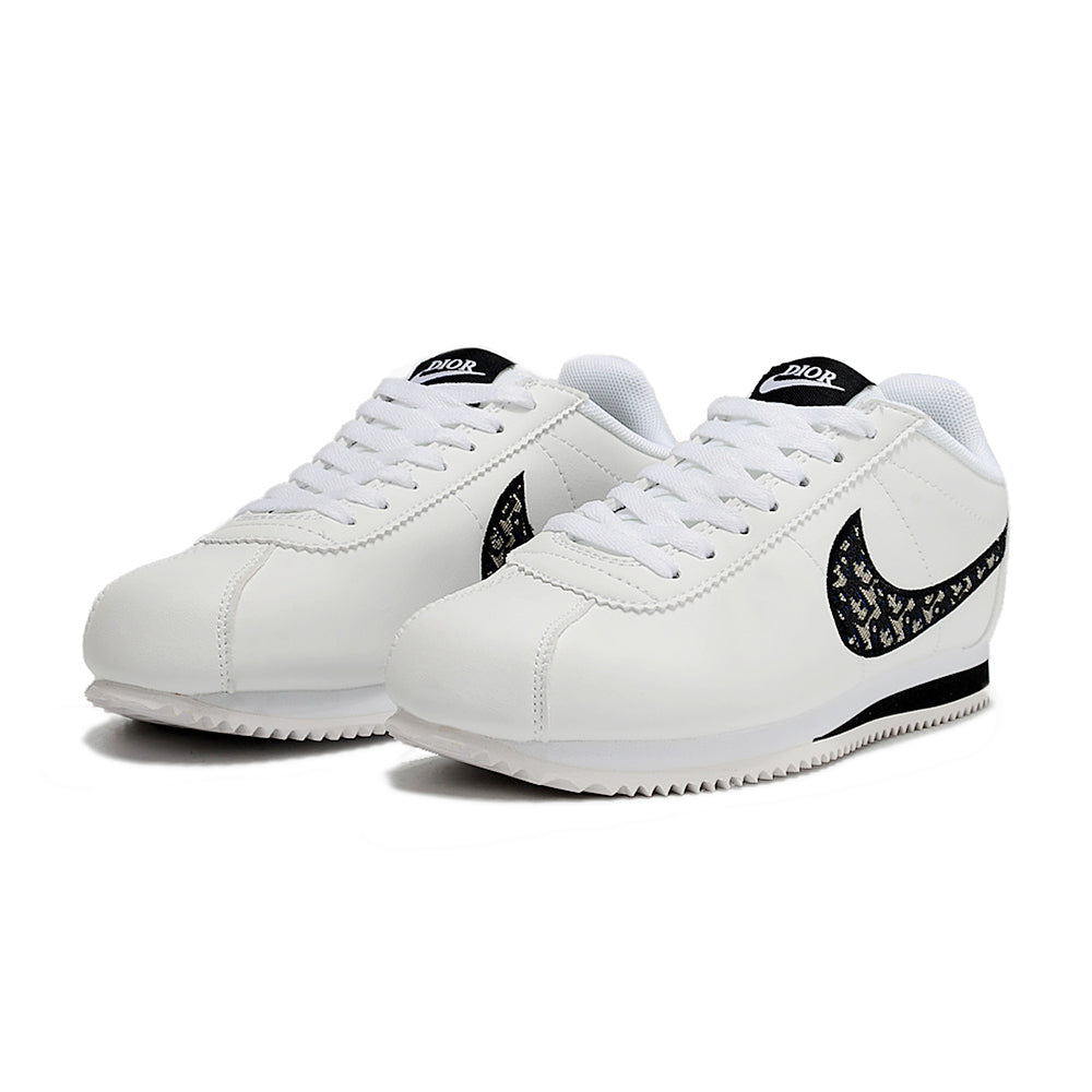 Résultats de l'évolution emblématique de la ligne Nike, les baskets Nike Cortez Femme sont un témoignage de l'engagement de Nike à combiner style et innovation.