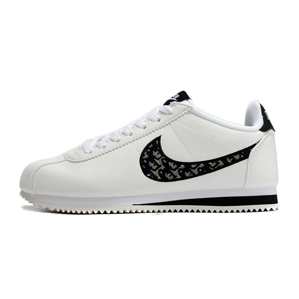 Résultats de l'évolution emblématique de la ligne Nike, les baskets Nike Cortez Femme sont un témoignage de l'engagement de Nike à combiner style et innovation.