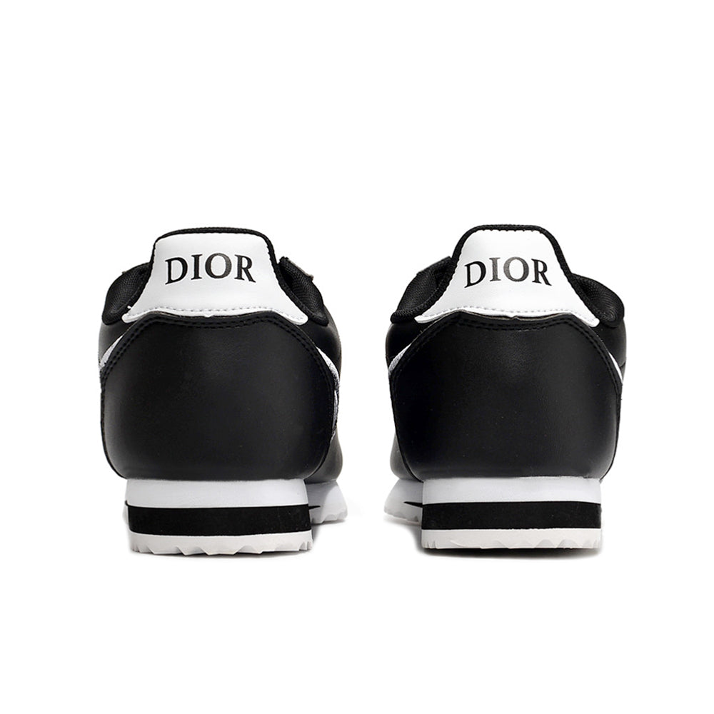 Résultats de l'évolution emblématique de la ligne Nike, les baskets Nike Cortez Femme sont un témoignage de l'engagement de Nike à combiner style et innovation.