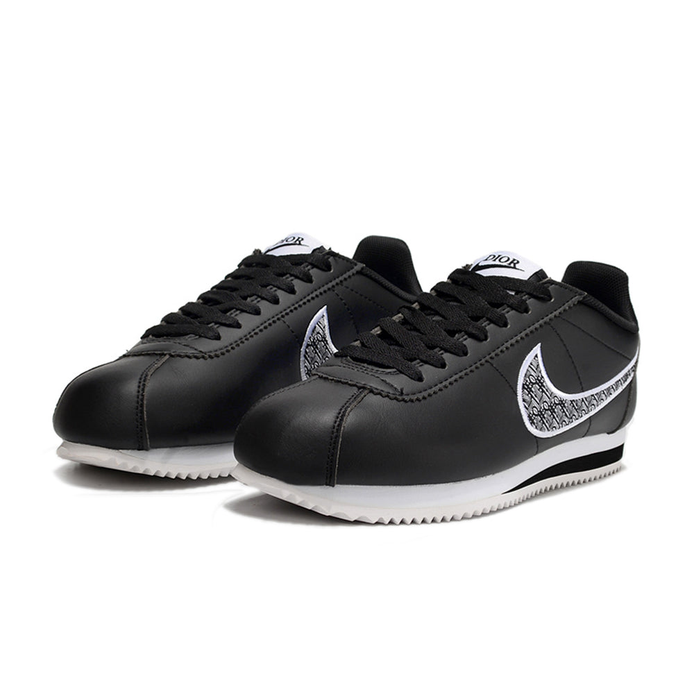 Résultats de l'évolution emblématique de la ligne Nike, les baskets Nike Cortez Femme sont un témoignage de l'engagement de Nike à combiner style et innovation.