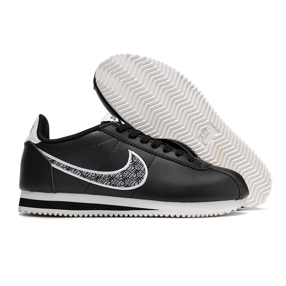Résultats de l'évolution emblématique de la ligne Nike, les baskets Nike Cortez Femme sont un témoignage de l'engagement de Nike à combiner style et innovation.
