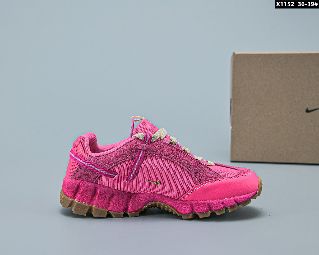 Les baskets Nike Air Humara LX Jacquemus "Pink" Femme sont le fruit d'une collaboration exceptionnelle entre Nike et le créateur Jacquemus.