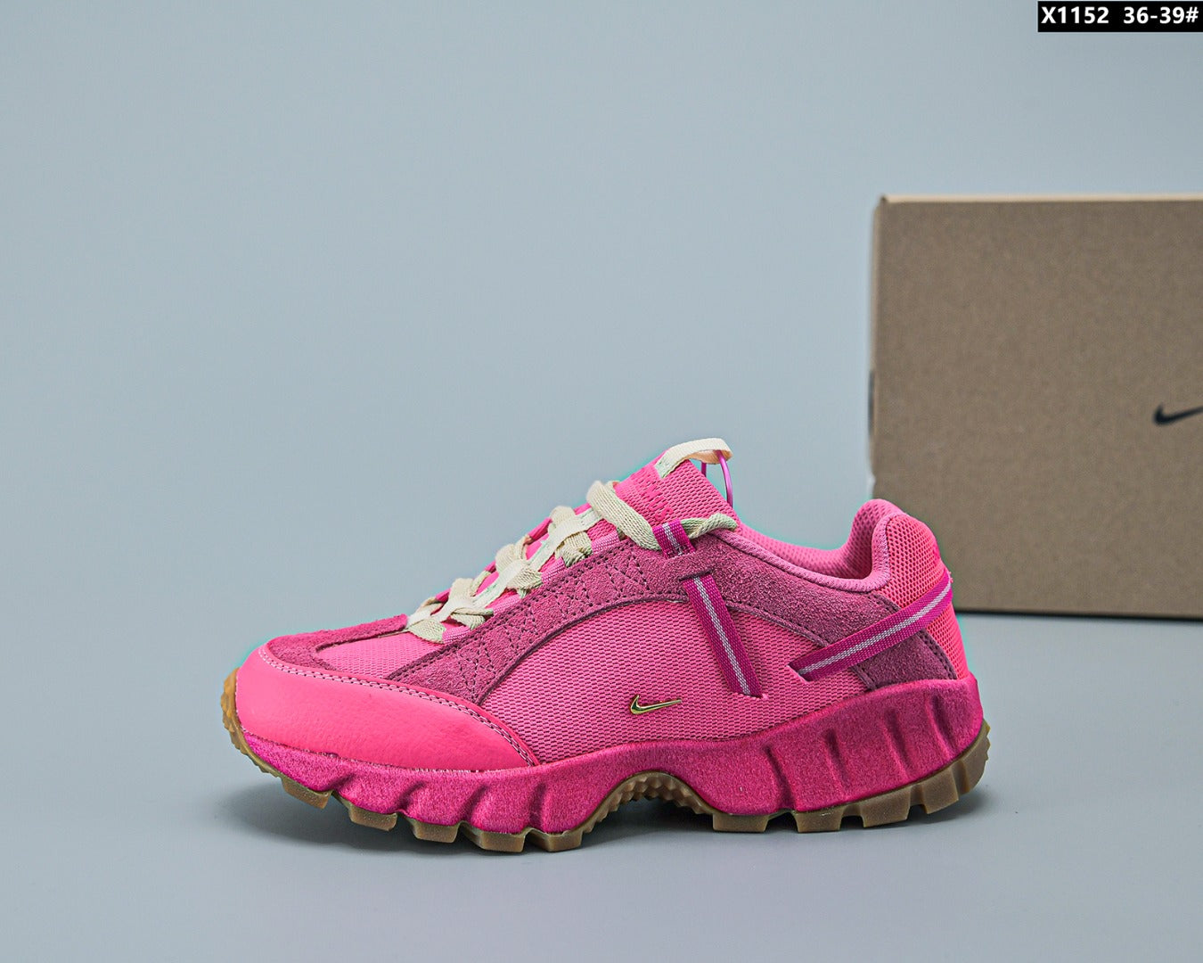 Les baskets Nike Air Humara LX Jacquemus "Pink" Femme sont le fruit d'une collaboration exceptionnelle entre Nike et le créateur Jacquemus.