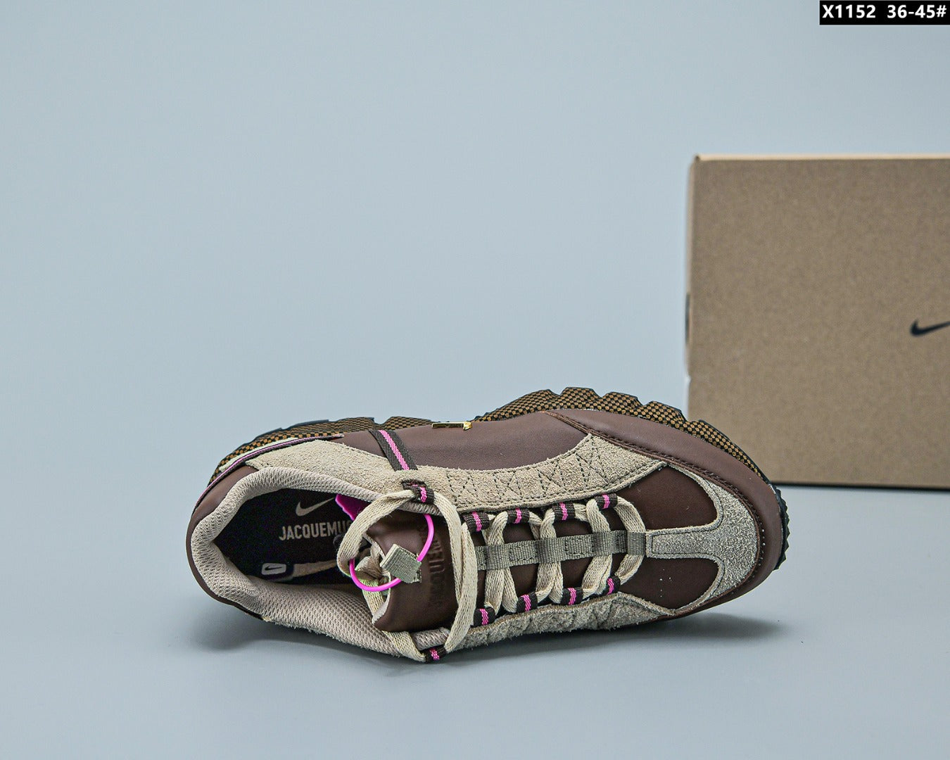 Les sneakers Jacquemus x Nike Air Humara "Brown" Femme allient élégance et originalité pour offrir un style distinctif et avant-gardiste.