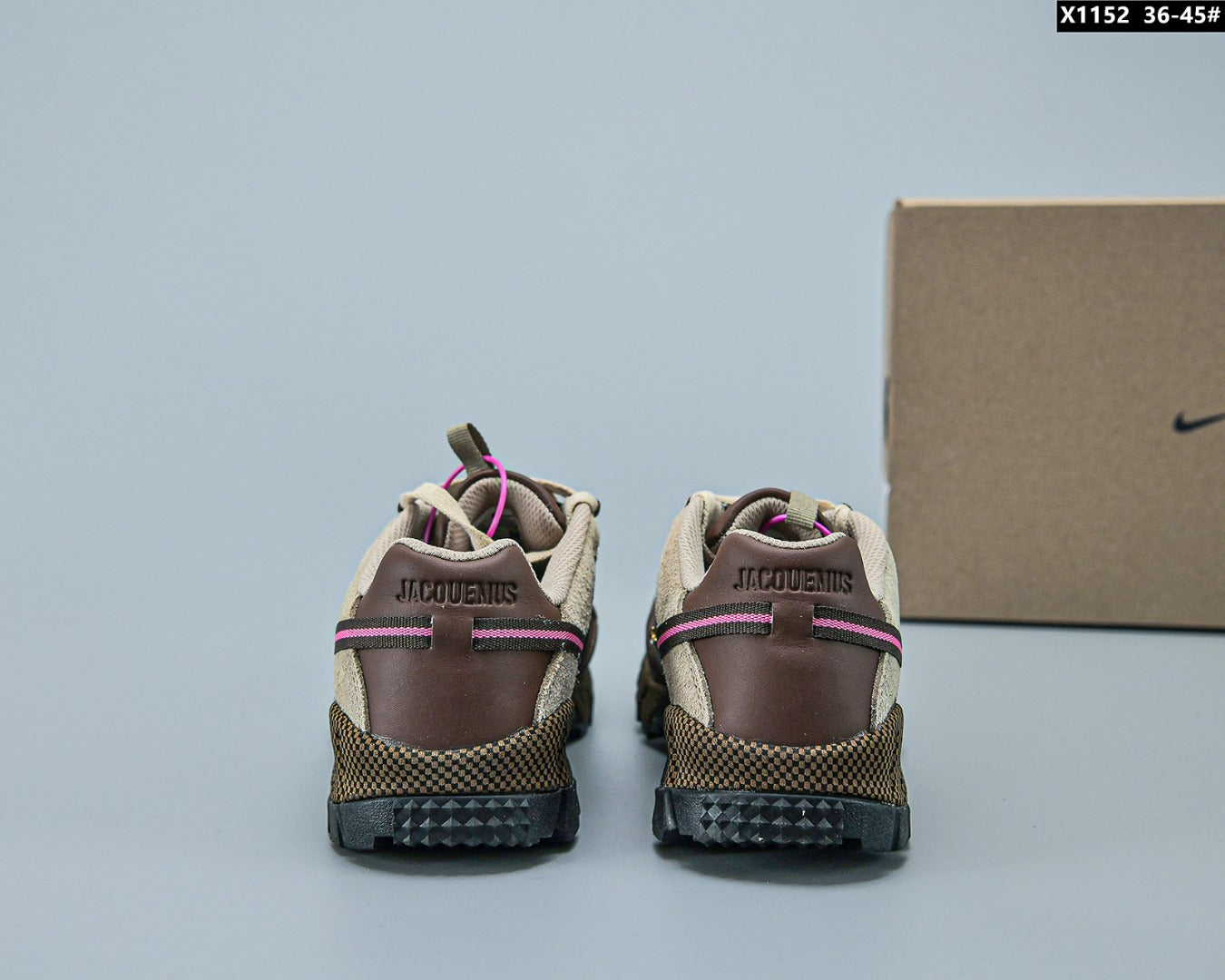 Les sneakers Jacquemus x Nike Air Humara "Brown" Femme allient élégance et originalité pour offrir un style distinctif et avant-gardiste.