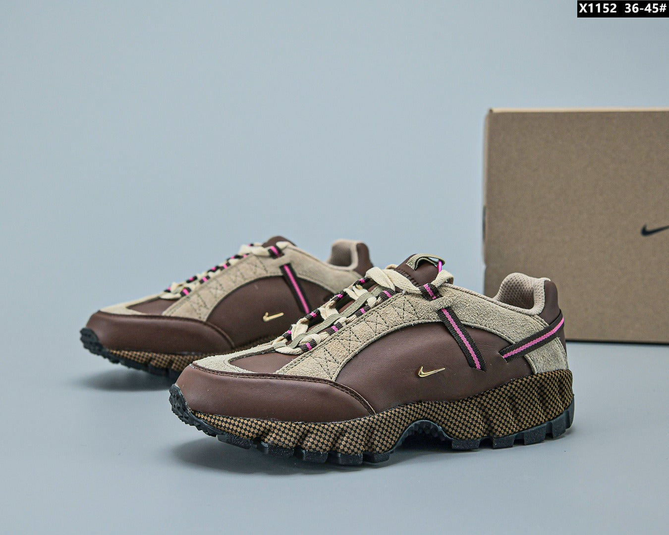 Les sneakers Jacquemus x Nike Air Humara "Brown" Femme allient élégance et originalité pour offrir un style distinctif et avant-gardiste.