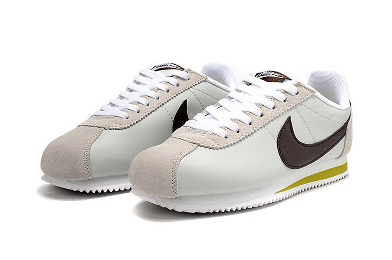 Résultats de l'évolution emblématique de la ligne Nike, les baskets Nike Cortez Femme sont un témoignage de l'engagement de Nike à combiner style et innovation.