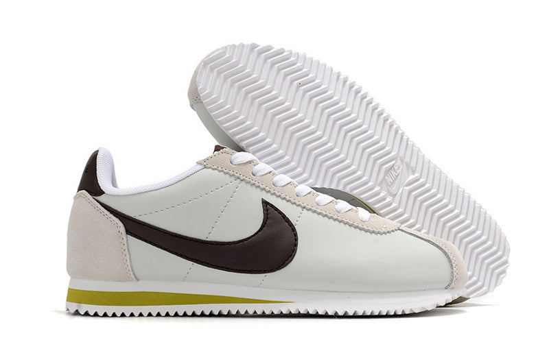 Résultats de l'évolution emblématique de la ligne Nike, les baskets Nike Cortez Femme sont un témoignage de l'engagement de Nike à combiner style et innovation.