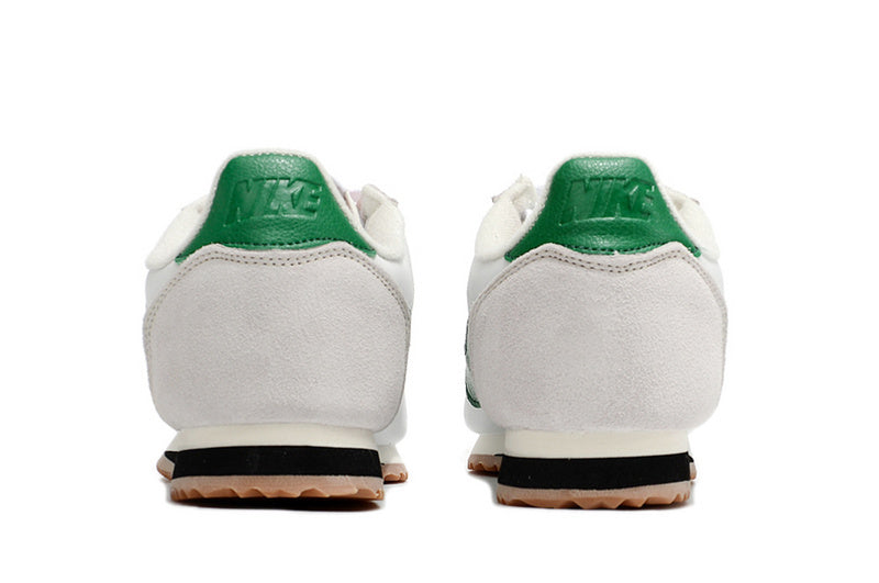 Résultats de l'évolution emblématique de la ligne Nike, les baskets Nike Cortez Femme sont un témoignage de l'engagement de Nike à combiner style et innovation.