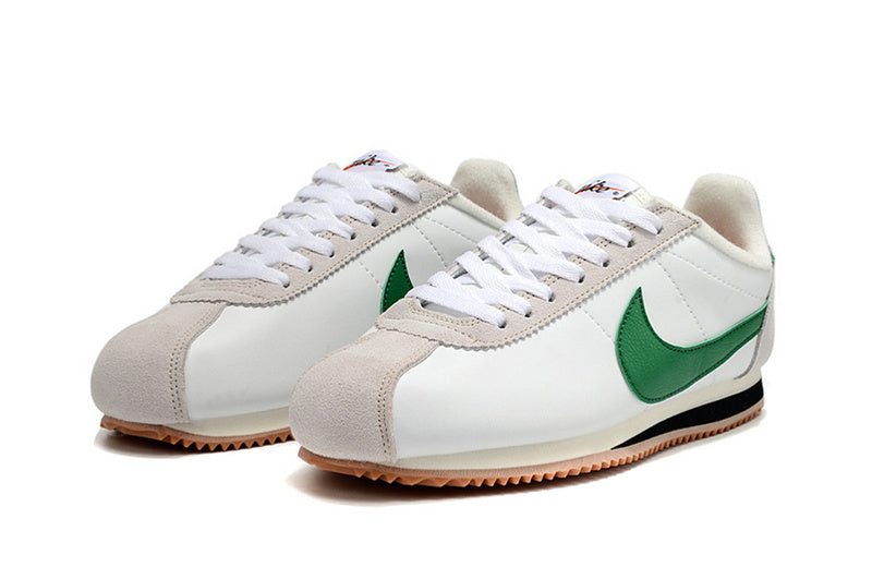 Résultats de l'évolution emblématique de la ligne Nike, les baskets Nike Cortez Femme sont un témoignage de l'engagement de Nike à combiner style et innovation.
