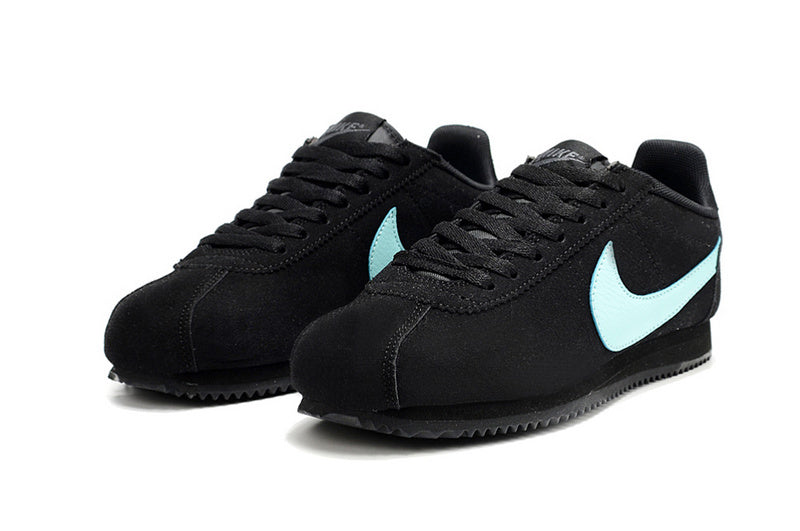 Résultats de l'évolution emblématique de la ligne Nike, les baskets Nike Cortez Femme sont un témoignage de l'engagement de Nike à combiner style et innovation.