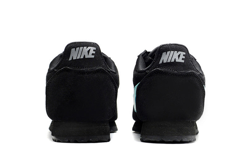 Résultats de l'évolution emblématique de la ligne Nike, les baskets Nike Cortez Femme sont un témoignage de l'engagement de Nike à combiner style et innovation.