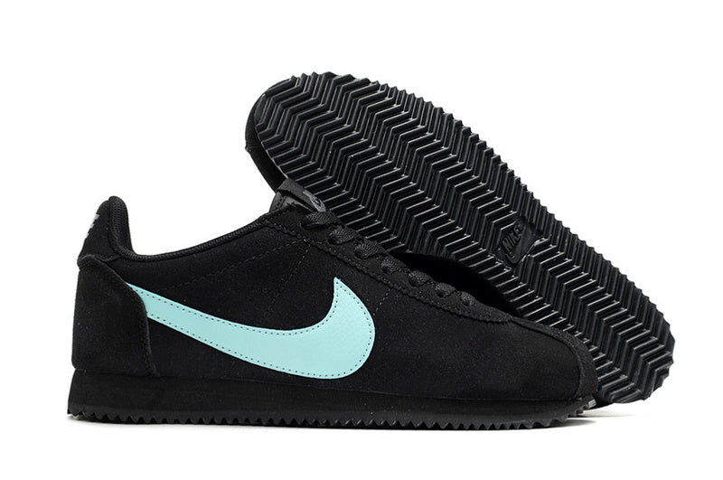 Résultats de l'évolution emblématique de la ligne Nike, les baskets Nike Cortez Femme sont un témoignage de l'engagement de Nike à combiner style et innovation.