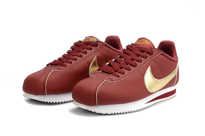 Résultats de l'évolution emblématique de la ligne Nike, les baskets Nike Cortez Femme sont un témoignage de l'engagement de Nike à combiner style et innovation.
