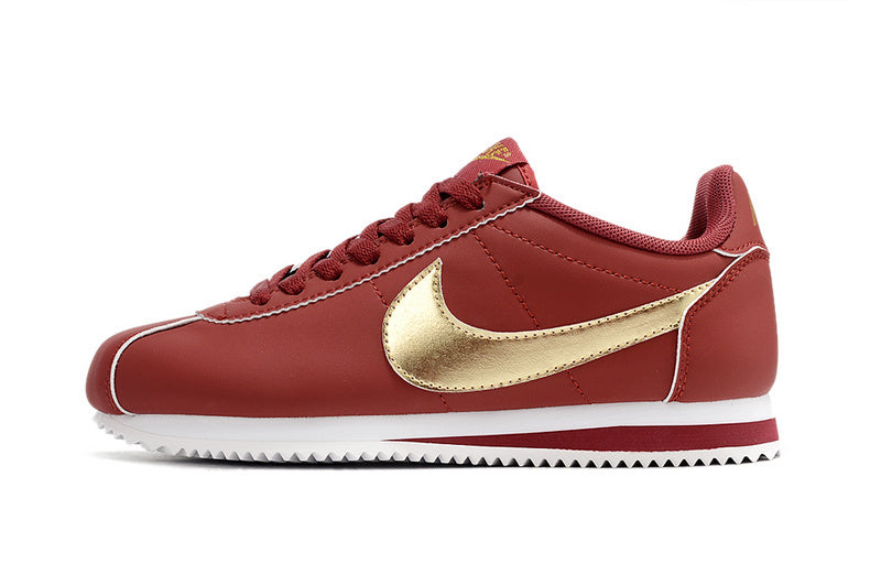 Résultats de l'évolution emblématique de la ligne Nike, les baskets Nike Cortez Femme sont un témoignage de l'engagement de Nike à combiner style et innovation.
