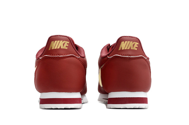 Résultats de l'évolution emblématique de la ligne Nike, les baskets Nike Cortez Femme sont un témoignage de l'engagement de Nike à combiner style et innovation.