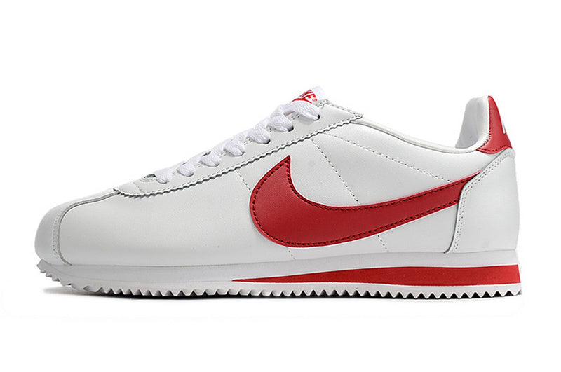 Résultats de l'évolution emblématique de la ligne Nike, les baskets Nike Cortez Femme sont un témoignage de l'engagement de Nike à combiner style et innovation.