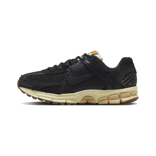 Les Nike Zoom Vomero 5 Black Sesame Femme sont l'incarnation parfaite de la performance et du style moderne dans la gamme de running de Nike.