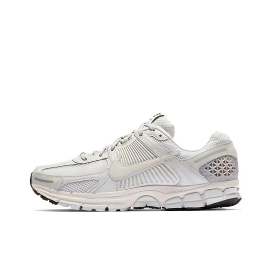 Les baskets Nike Zoom Vomero 5 SP Vast Grey Femme sont une fusion parfaite de style moderne et de technologie de pointe.
