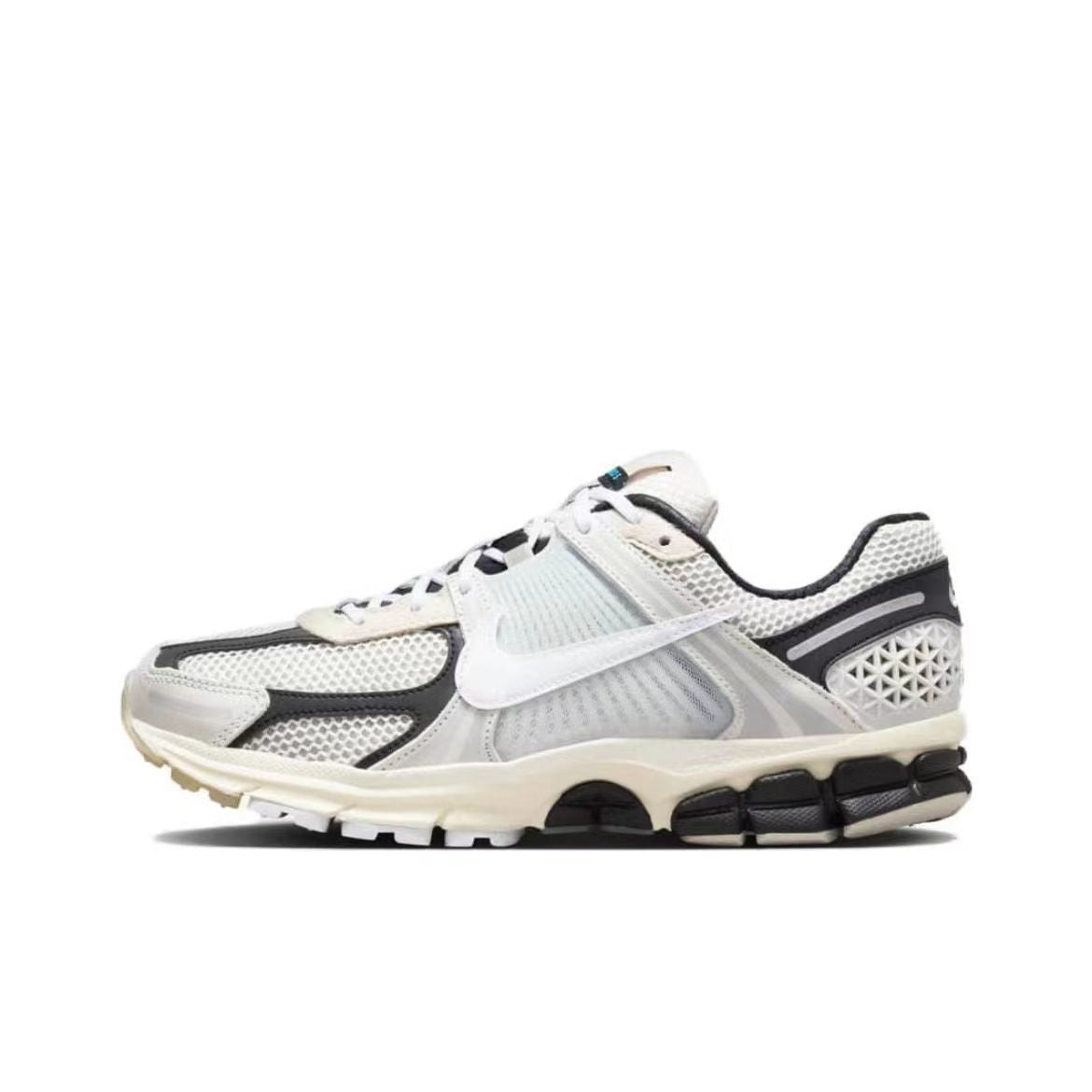 Les baskets Nike Zoom Vomero 5 Supersonic Femme sont le summum de l'innovation et du style dans la gamme de running de Nike.