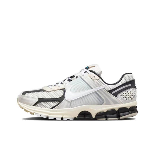 Les baskets Nike Zoom Vomero 5 Supersonic Femme sont le summum de l'innovation et du style dans la gamme de running de Nike.