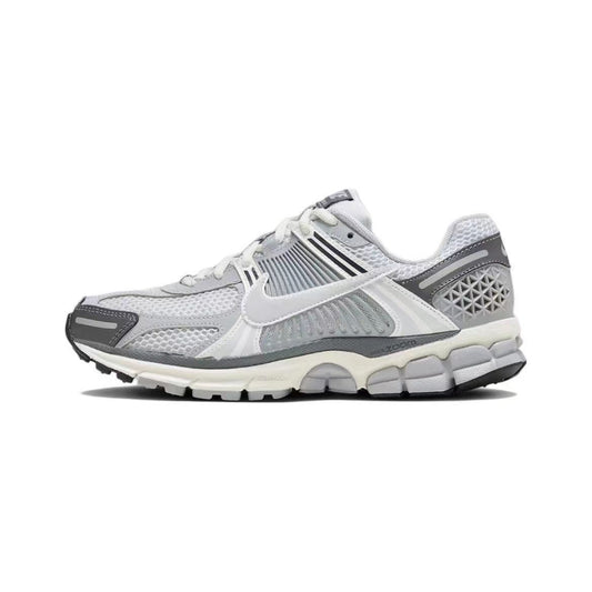 Les baskets Nike Zoom Vomero 5 Wolf Grey Femme représentent le summum de la technologie de course et du style élégant.