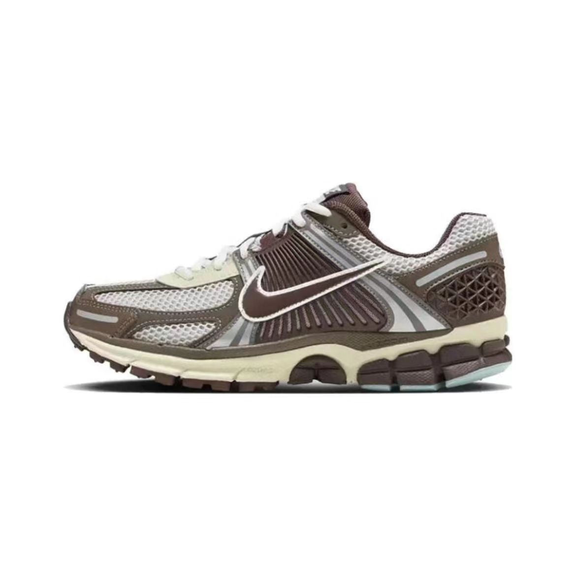 En revanche, les baskets Nike Zoom Vomero 5 Brown Grey Blue.