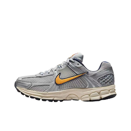Les baskets Nike Vomero 5 Pure Platinum Laser Orange Femme incarnent l'élégance et la performance.