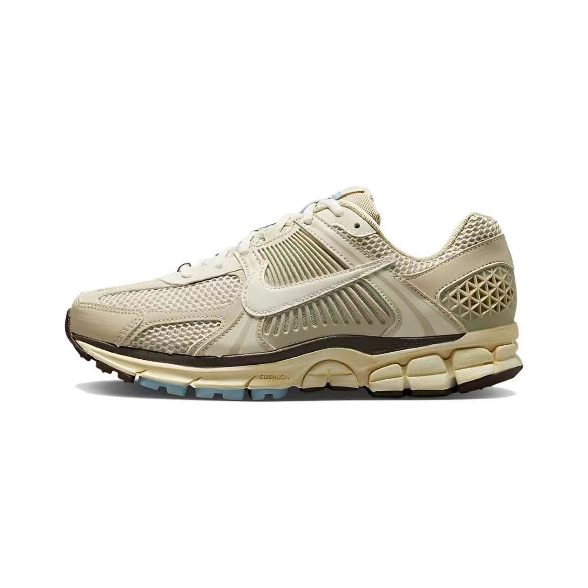 Les baskets Nike Zoom Vomero 5 Oatmeal Femme combinent élégance et performance dans la gamme de running de Nike.