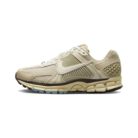 Les baskets Nike Zoom Vomero 5 Oatmeal Femme combinent élégance et performance dans la gamme de running de Nike.