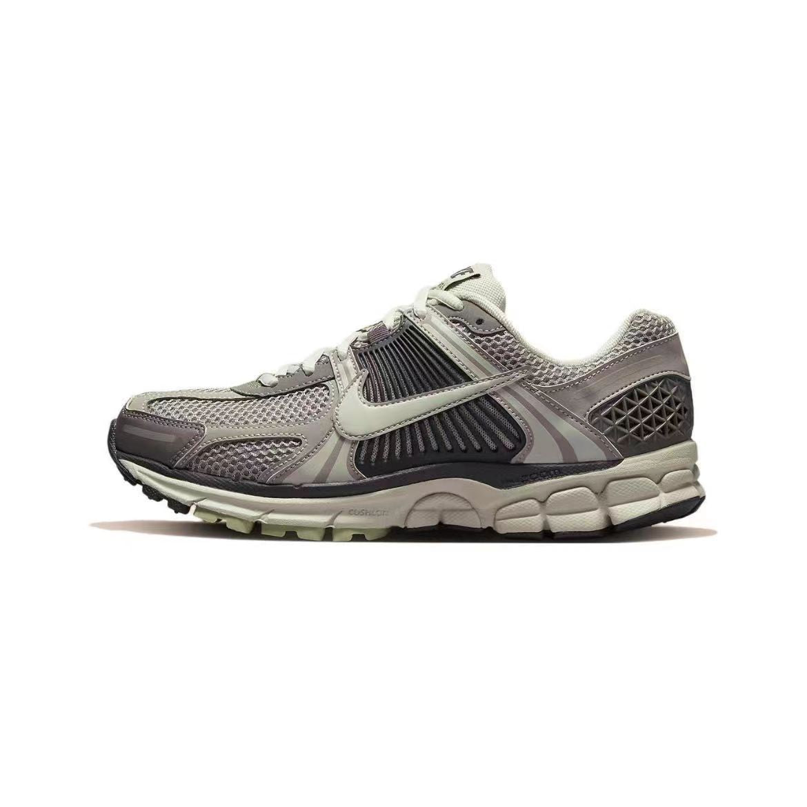 Les baskets Nike Zoom Vomero 5 Cobblestone Femme incarnent le summum de la technologie de course et du style raffiné.