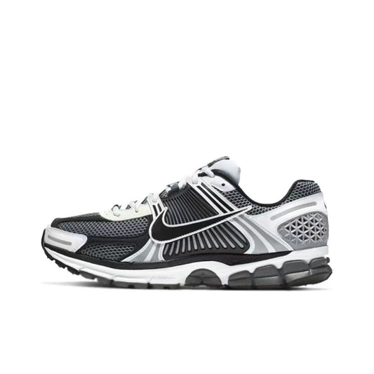 Les baskets Nike Zoom Vomero 5 Dark Grey Black White Femme sont un modèle phare de la gamme de running de Nike, combinant performance exceptionnelle et design sophistiqué.
