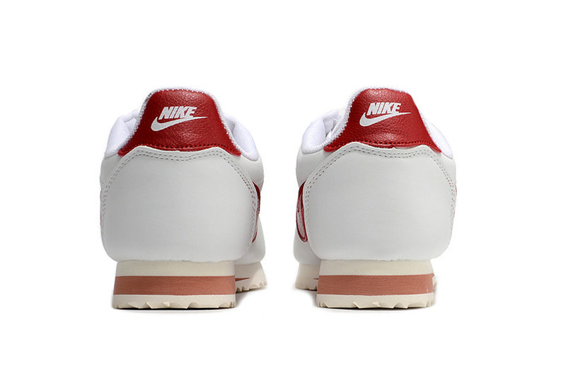 Résultats de l'évolution emblématique de la ligne Nike, les baskets Nike Cortez Femme sont un témoignage de l'engagement de Nike à combiner style et innovation.
