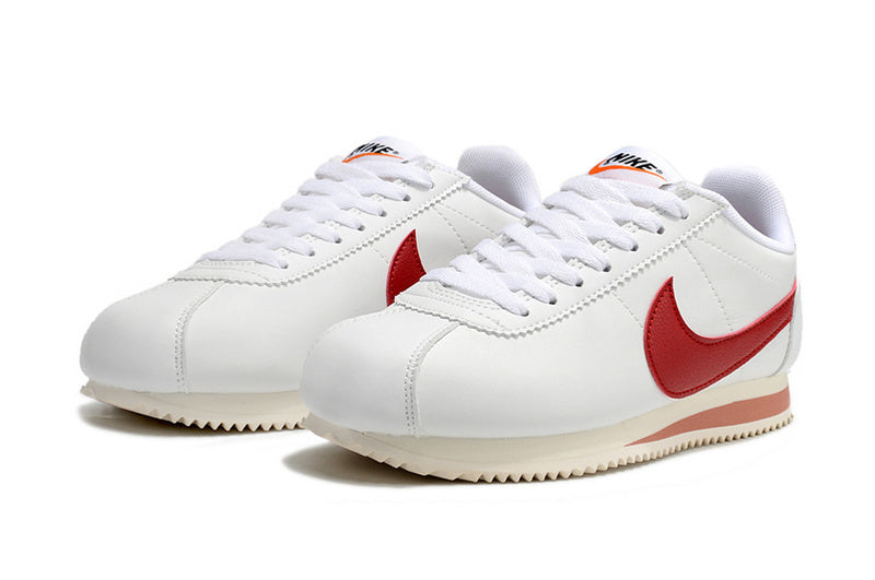 Résultats de l'évolution emblématique de la ligne Nike, les baskets Nike Cortez Femme sont un témoignage de l'engagement de Nike à combiner style et innovation.
