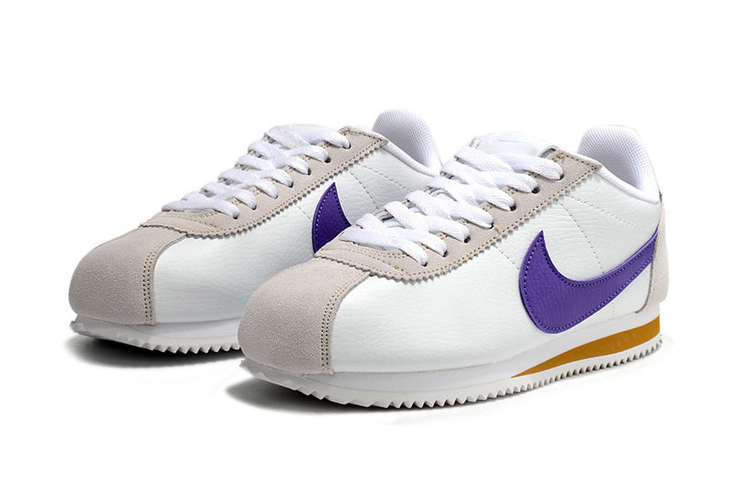 Résultats de l'évolution emblématique de la ligne Nike, les baskets Nike Cortez Femme sont un témoignage de l'engagement de Nike à combiner style et innovation.
