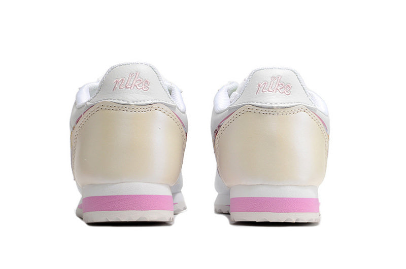 Résultats de l'évolution emblématique de la ligne Nike, les baskets Nike Cortez Femme sont un témoignage de l'engagement de Nike à combiner style et innovation.