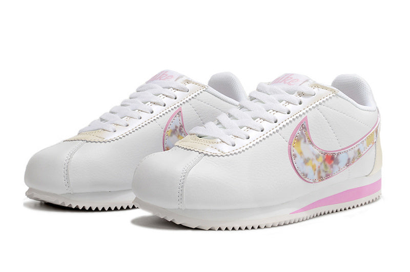 Résultats de l'évolution emblématique de la ligne Nike, les baskets Nike Cortez Femme sont un témoignage de l'engagement de Nike à combiner style et innovation.