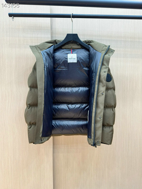 Les doudounes Moncler homme allient élégance et performance pour offrir une protection froid. Leur design sophistiqué et pas cher. Le moins cher.